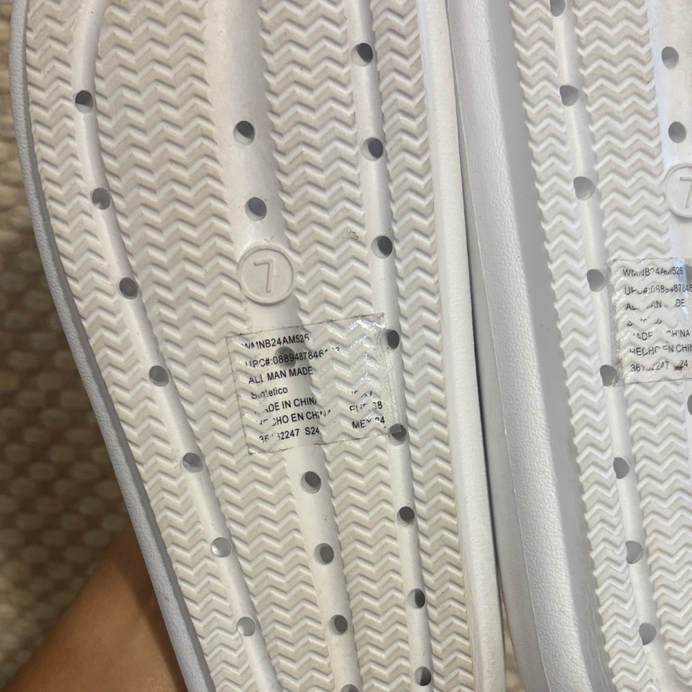 No Boundaries Classic White Slides - Picture 6 of 13